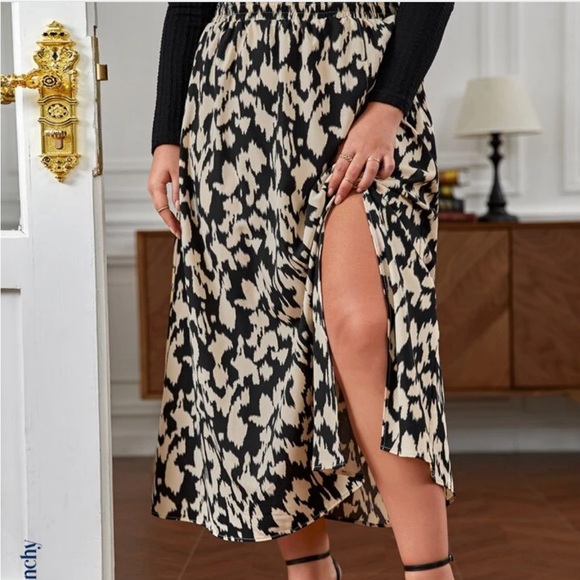 SHEIN - Plus Size Print Skirt with Split - Picture 2 of 3